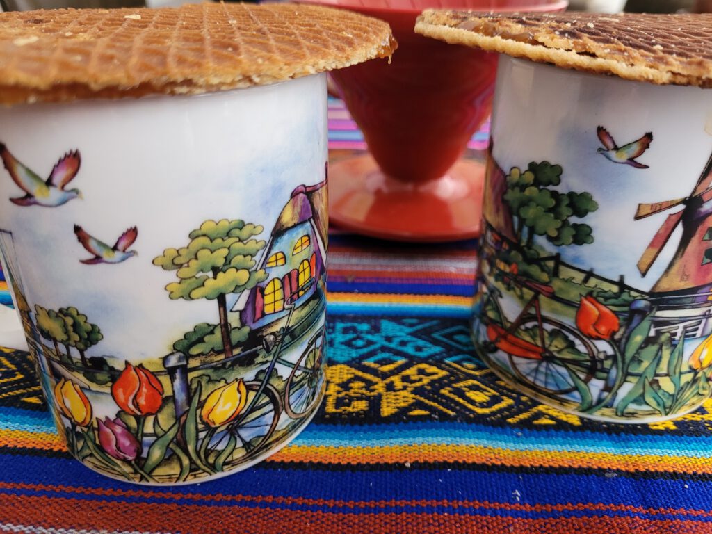 Stroopwafels em uma xícara de café